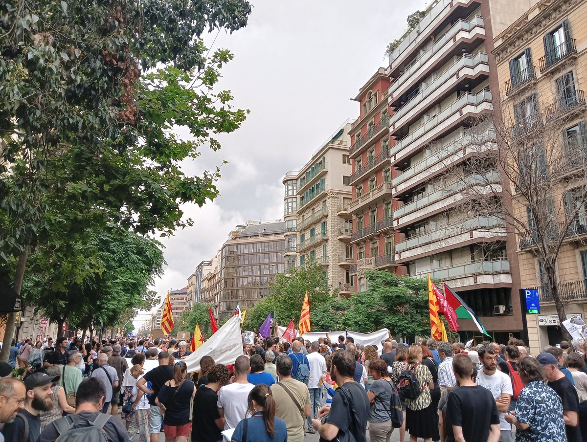 SHCassoles's tweet photo. Fora rics i pijos dels nostres barris 

La ciutat és per qui viu i la treballa, no per qui la destrueix

#ForaFormulaFum https://t.co/oP2i3ugymD