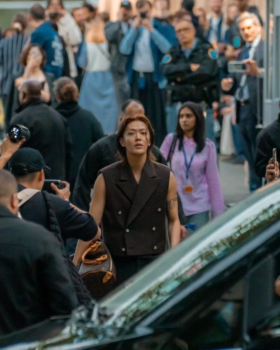 eslnyt's tweet photo. The photographer has done an amazing job capturing the moments from yuta seeing the fans &amp; then going forward to waving &amp; giving them a flying kiss. 🥹🥹 https://t.co/gBb5kehLk9