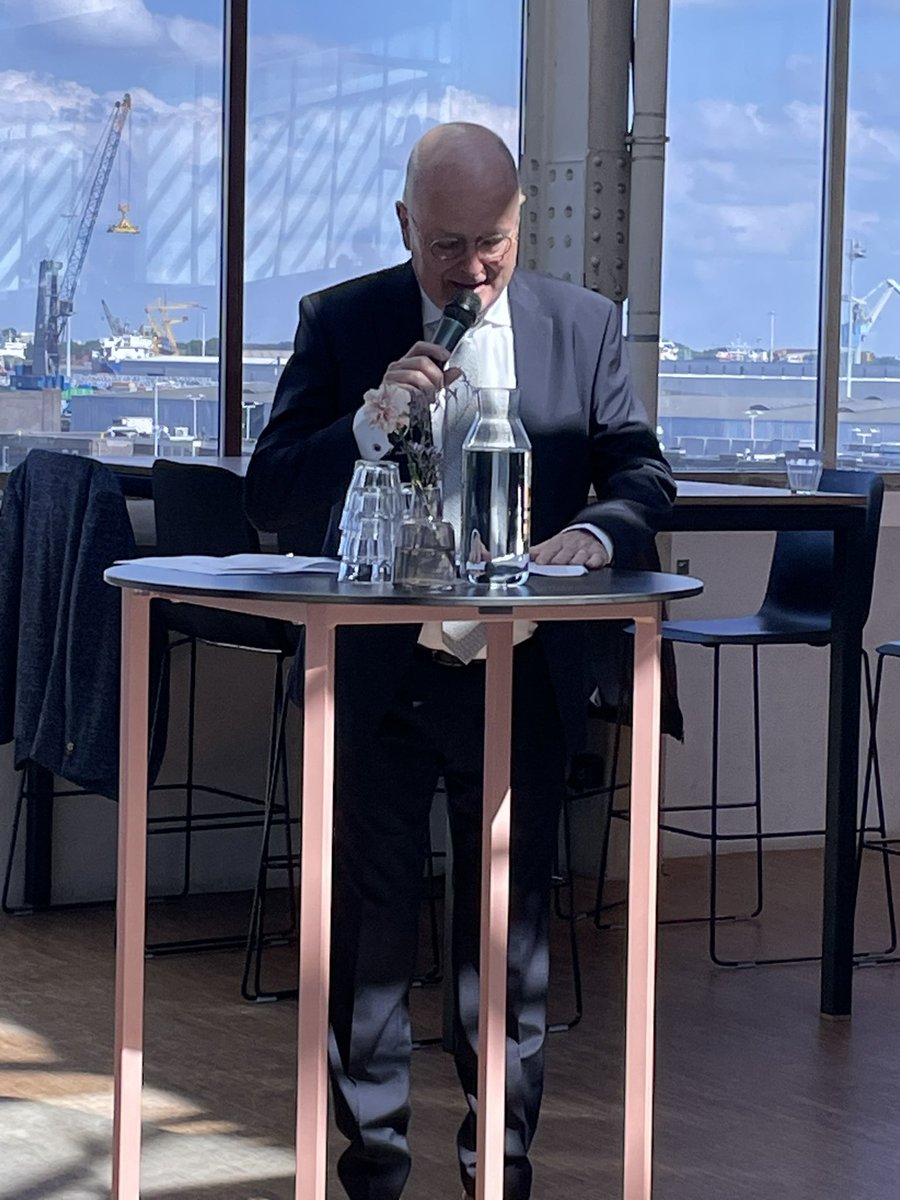 Vanmiddag afscheid genomen van Jan Waal, directeur <a href="/gez_brandweer/">Gez. Brandweer</a>. De afgelopen 11 jaar zijn we samen verantwoordelijk geweest voor de veiligheid in het Europoort/Botlek gebied Hij heeft de industriële brandbestrijding soms letterlijk tot grote hoogte gebracht. Jan enorm bedankt.