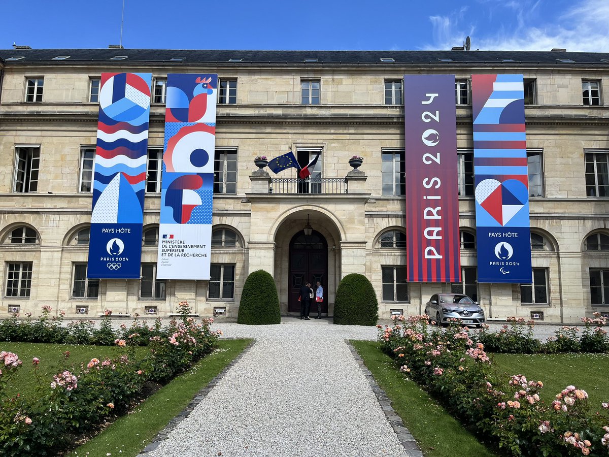 Le ministère <a href="/suprecherche/">Sup'Recherche-UNSA</a> s’habille aux couleurs de <a href="/paris2024/">Paris 2024</a>.

Grâce à son action pour les étudiants sportifs de haut-niveau, un tiers des 213 athlètes français qualifiés pour les Jeux sont étudiants ! 🇫🇷