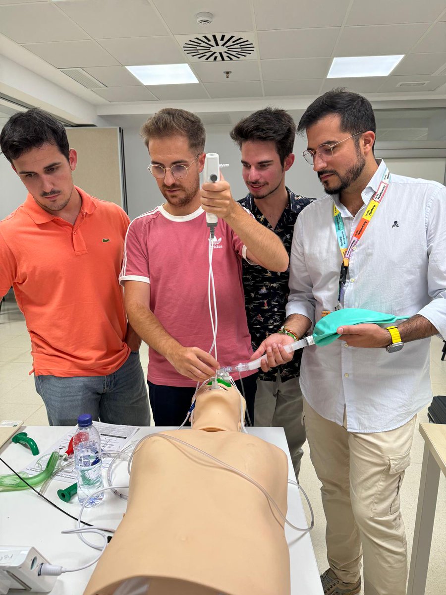 AyRHUVM's tweet photo. III edición del curso “Manejo Avanzado de la Vía Aérea en Quirófano” coordinado por el Dr. Javier Marqués. Han participado compañeros de @AyRHUVM, @CardiologiaHUVM, MFyC, O61 Andalucía y enfermería del Bloque Quirúrgico. Talleres de habilidades y simulación clínica. Seguimos! https://t.co/vUmJJaHTY9