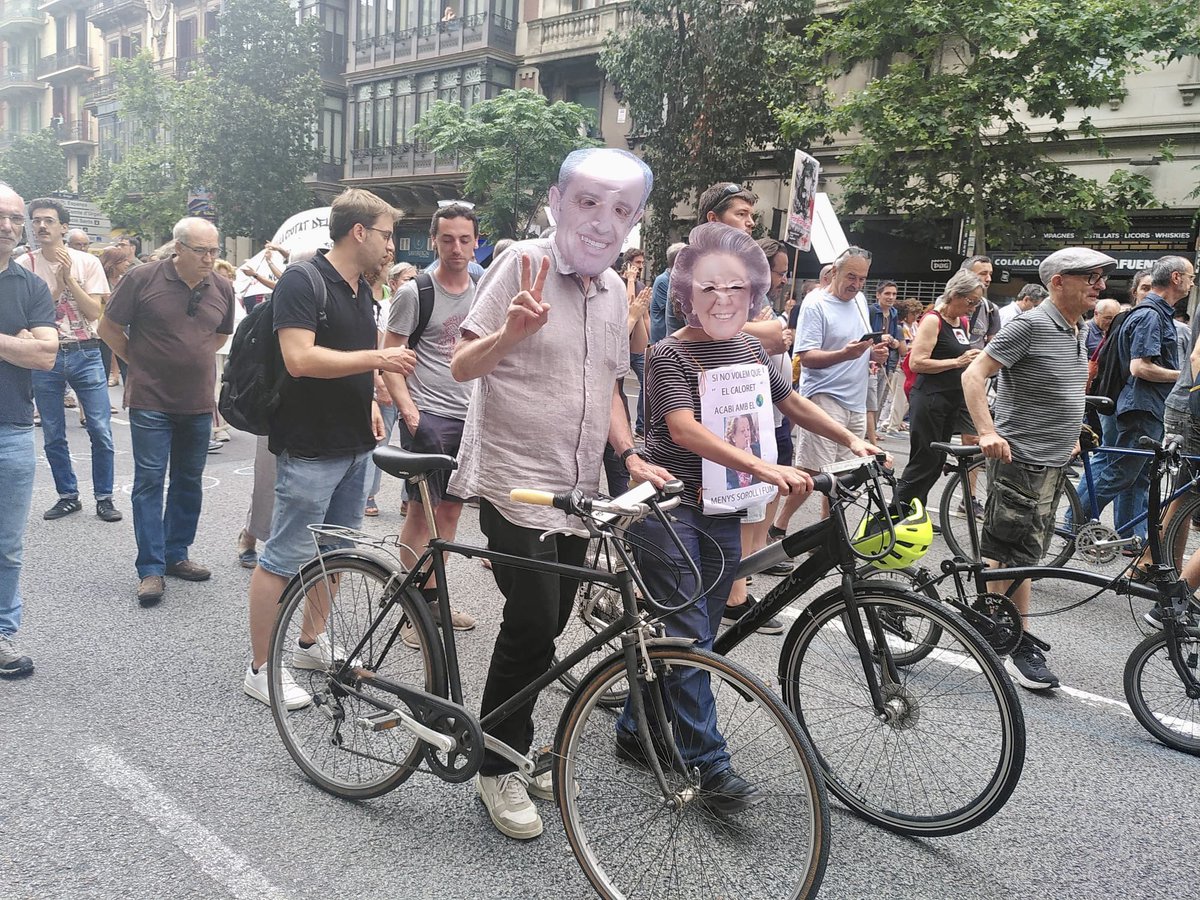 CGTBarcelona's tweet photo. A la mobilització #ForaFórmulaFum, contra l'insult de l'automobilisme a la ciutat i arreu la Copa Amèrica i tot macroesdeveniment turistitzador i elitista.
I fent crida a la manifestació unitària #PosemLímitsAlTurisme del 6 de juliol.
#DecreixementTurístic JA! https://t.co/x0ESdOtu2m