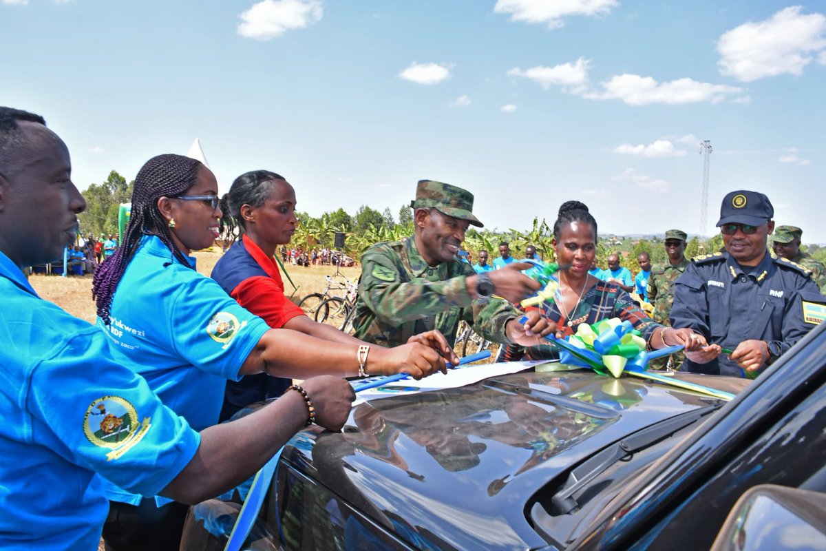 Rurengesec's tweet photo. Rurenge habaye igikorwa cyogutaha ECD no kubashyikiriza igihembo cy'imodoka  mu marushanwa yateguwe RDF na RNP 
Igikorwa cyitabiriwe na CDS General Mubaraka Muganga ari kumwe na PS w'Intara DrNyirahabimana Jeanne hamwe n'izindi nzego  
bakiwe na Mayor Madame Niyonagira Nathalie https://t.co/oPxlMl10WJ
