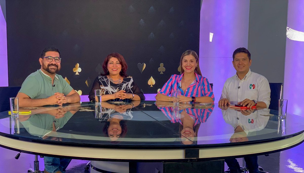 HumbertoZurita_'s tweet photo. Gracias @maurer08 por abrirnos un espacio en #LaBaraja de @notigramdgo, para hablar sobre los aciertos y los retos como Alianza y como @pridgomunicipal. Con compañía de lujo, por cierto! 👏🏻
Con todo! #SíPodemos 👊🏻 https://t.co/eV358XUmsR