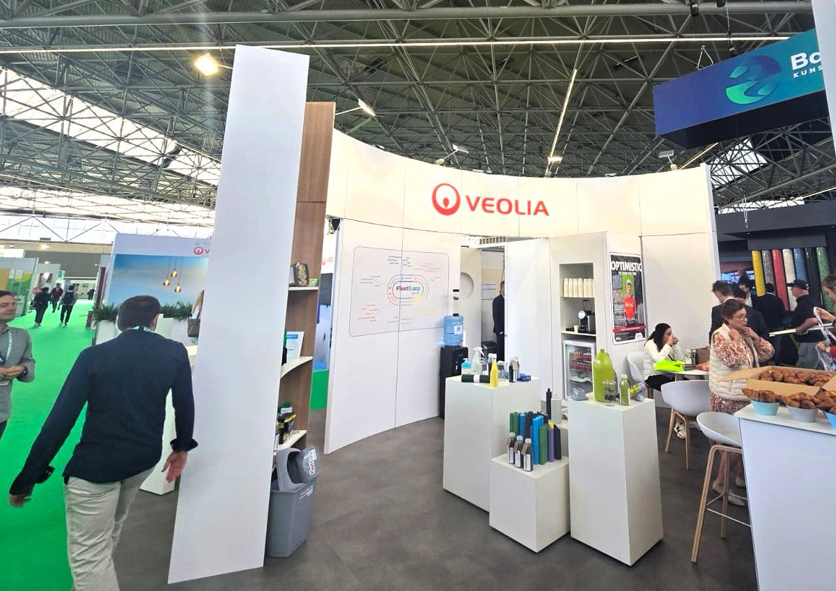 Veolia_Es's tweet photo. 🔸Desde @Veolia participamos en la feria @PRS_Europe, en la que, alineados con nuestro plan estratégico #GreenUp, promovemos nuestra marca de polímeros circulares #Plastiloop para ofrecer una solución innovadora para reducir su huella de carbono.
➡️https://t.co/DsiGhyw2ru https://t.co/hzOnufrAwT