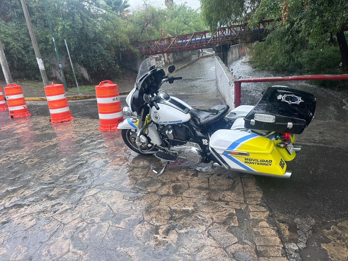 Carliroos's tweet photo. #Alberto ⛈️🌀 ⚠️Precaución ⚠️ Ya está cerrado el paso a desnivel a la altura del parque Canoas en #Monterrey debido a que el paso del agua ya es considerable. https://t.co/C2yOPq9vEU