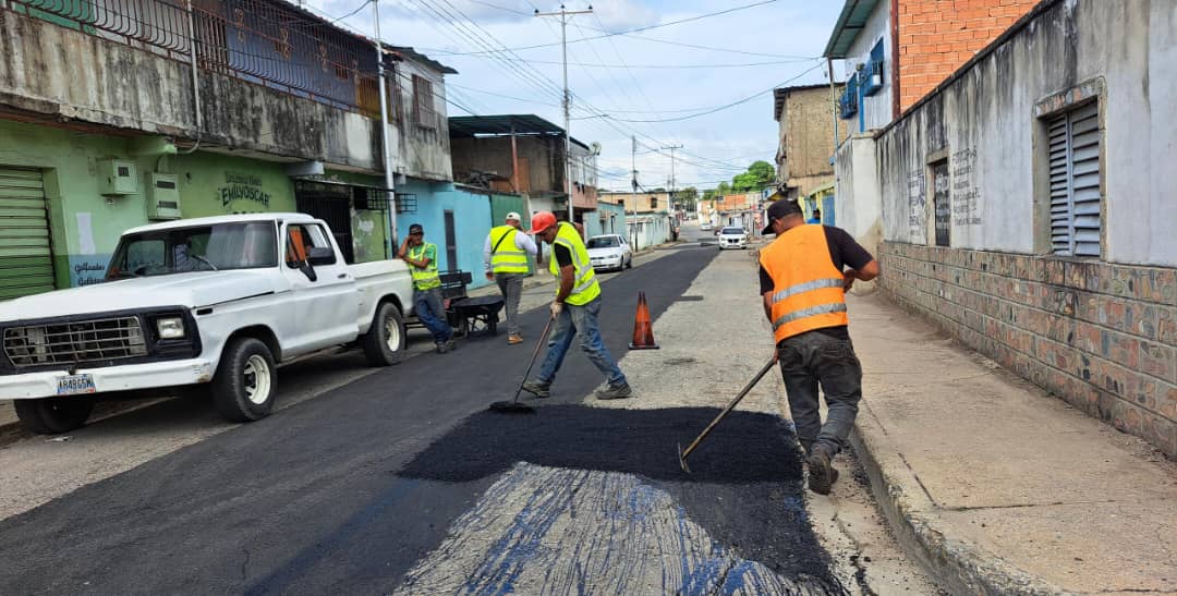 ASFALTADO 🚧⚠️

Se cumple una nueva jornada de asfaltado en la calle Pinar de la comunidad de Brisas del Lago, parroquia Andrés Eloy Blanco 

Seguimos Trabajando!! 

<a href="/NicolasMaduro/">Nicolás Maduro</a>
<a href="/RafaelMaracay21/">Rafael Morales</a>
#Maracay