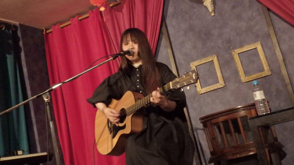 10wj0's tweet photo. お久しぶりmuuiさん。毎回彼女の弾き語りを聴いてて感じるのは自分が何もないだだっ広い空間の水面に仰向けにぷかぷかと浮かんでいるイメージ。
水のイメージが広がっている。
そんな神秘的な世界に浸ることができる歌声と
メロディー。実によきライブ感じられ癒された。
#muui #sunsetBLUE https://t.co/XHyRgO9kYw