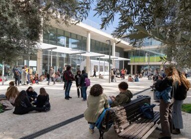 RonnyNaftaniel's tweet photo. Vanavond sprak de directeur van de #Bezalel kunst Academie in Jeruzalem, prof. Adi Stern in het #CobraMuseum te Amstelveen over het unieke karakter van zijn instelling. 
De Academie bestaat sinds 1906 en heeft een totaal gemêleerde studentenpopulatie. 11% is Arabisch. Wereldberoemde kunstenaars en architecten zijn op Bezalel opgeleid. Bij de ingang van de nieuwe campus staan in het Hebreeuws, Arabisch en Engels de basisregels van de academie: Menselijke waardigheid, gelijkheid, pluralisme en vrijheid van gedachte, meningsuiting en creatieve expressie. 
Prof. Stern benadrukte dat op zijn academie juist mensen zitten die een ander beleid in Israël voorstaan. Het bevriezen van contacten met Bezalel, zoals een aantal kunstacademies heeft besloten wegens de Gaza-oorlog, is precies het verkeerde signaal, meent hij. Hij is in Nederland om “de onwetendheid” over zijn academie uit de wereld te helpen.