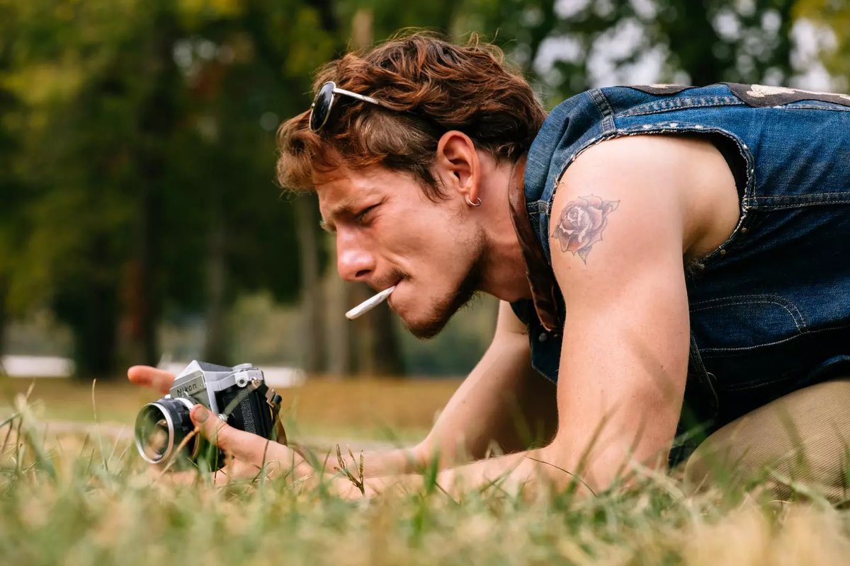FilmUpdates's tweet photo. Mike Faist in ‘THE BIKERIDERS’ https://t.co/EAA9Teh7gH