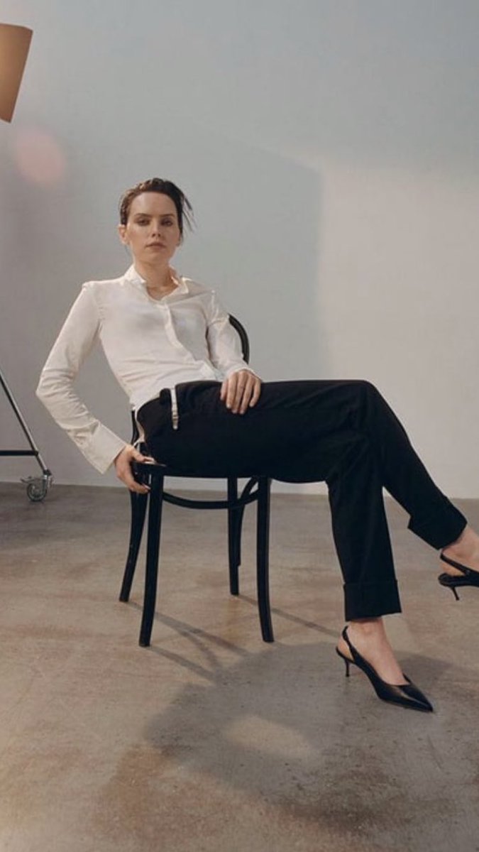 callamdenot's tweet photo. Obsessed with the way Daisy Ridley sits. Helppp https://t.co/SrboAZnwtl