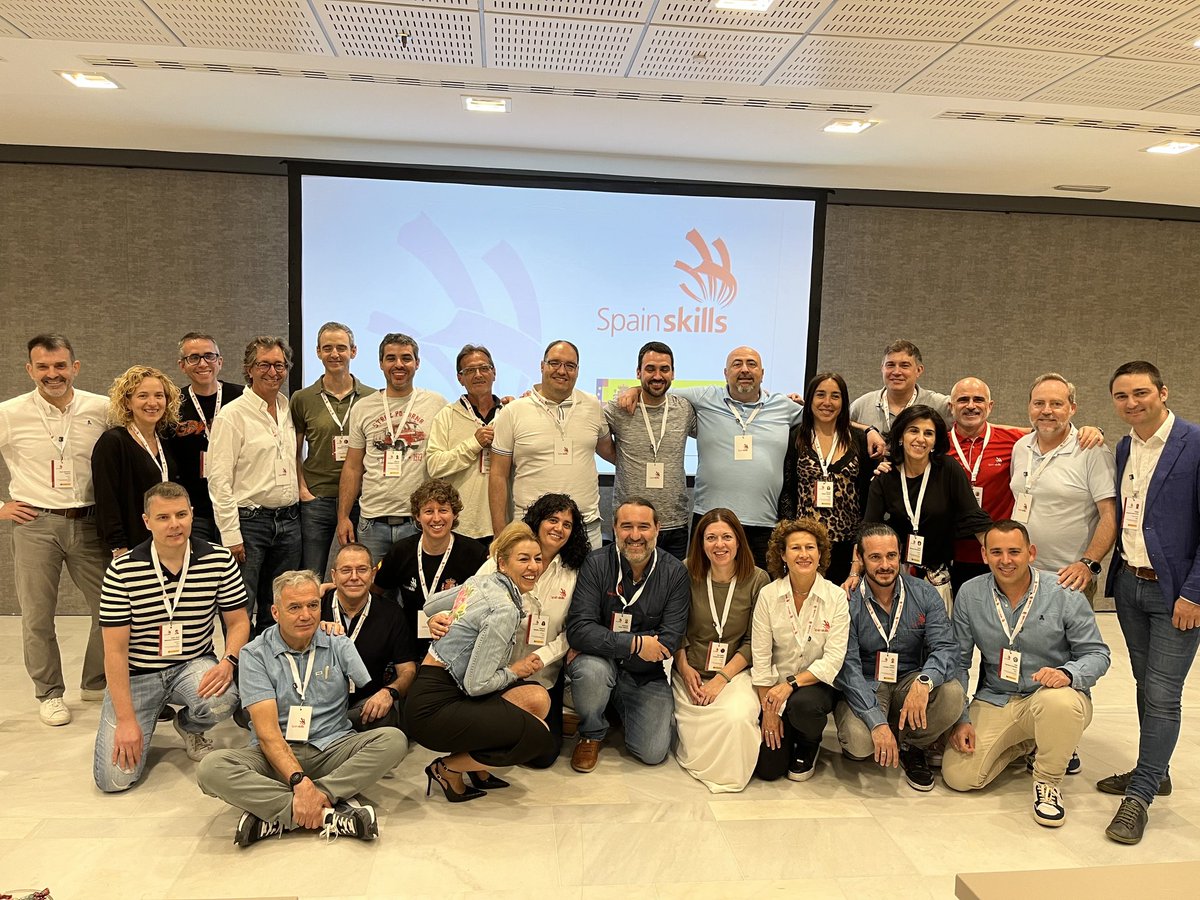 Spainskills_fp's tweet photo. 🇪🇸 @educaciongob con nuestra selección #FP #Worldskills2024

🥇🥈🥉Celebrando en Madrid varias sesiones de trabajo del equipo que representará a España en las Olimpiadas de la #FormaciónProfesional

💪Competidores y expertos listos para darlo todo en Lyon!! @worldskills2024 https://t.co/YG7T7s5eY3