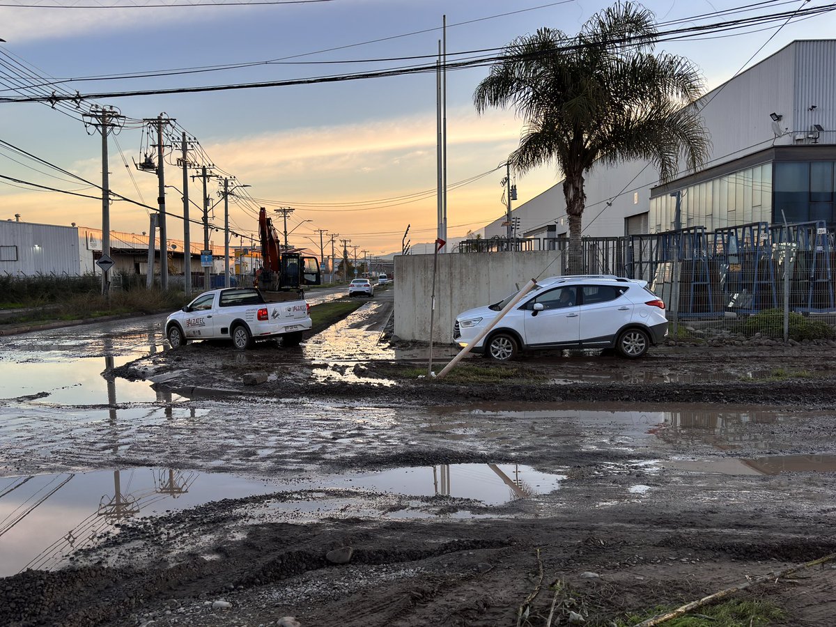 Felipe_Salvat's tweet photo. @AlertaQuilicura hasta cuándo las calles así en la Montaña y el Roble? @Orrego @quilicuratv @Muni__Lampa @RECLAMPA https://t.co/Iwv0dTbWGx