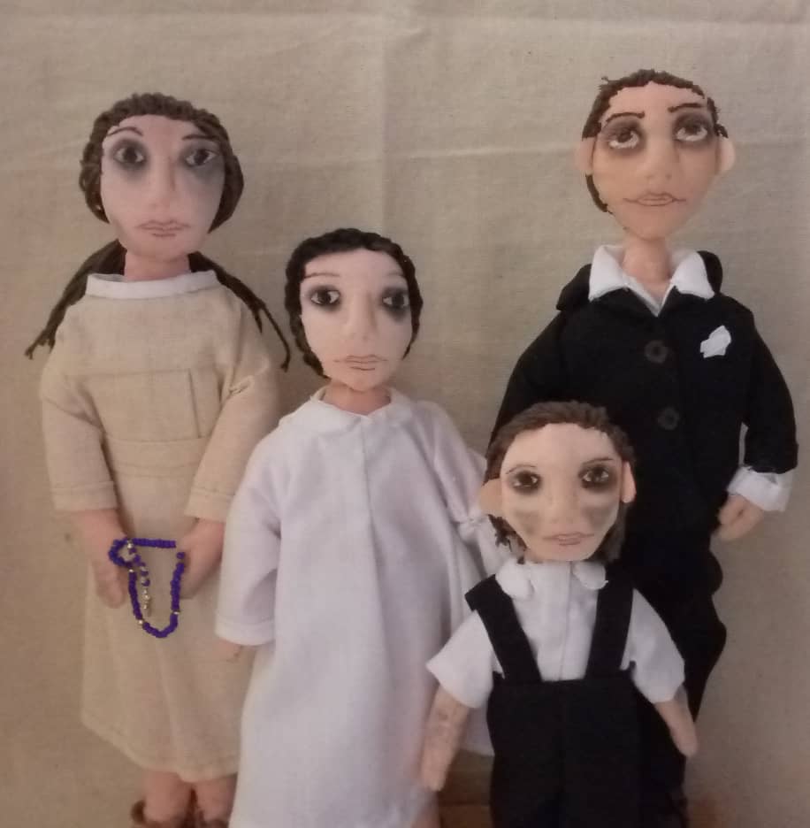 josebordoon's tweet photo. Ayer la profesora @MariaJPinedaS me dio una sorpresa al entregarme la versión muñecos de trapo de ‘Los niños de cenizas’. Realmente muchas gracias y siempre admirador de su gran trabajo. 🖤💀 https://t.co/psxAhXpQBD