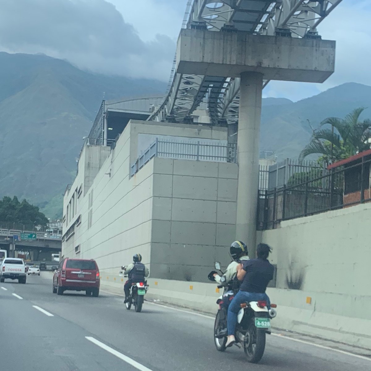 freeUR_vzla's tweet photo. Felicitaciones @PolisucreOficia así es que se da el ejemplo.  Con que cara hacen ustedes alcabalas y multan a los motorizados que incumplen la ley? Matrícula 4528 . Seria bueno ver la multa y el pago de la misma adicional a la sanción por ser un oficial de orden público https://t.co/Gsj2qvYMPr