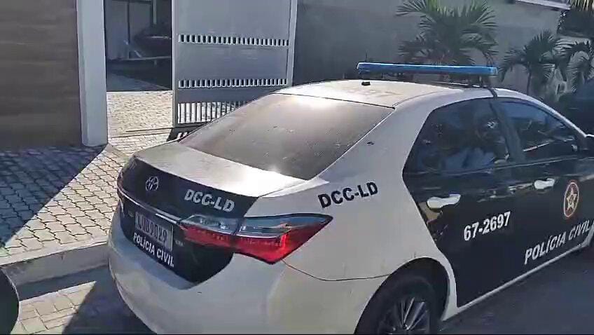PCERJ's tweet photo. 🚔 #DGCORLD prendeu um dos integrantes de uma organização criminosa que fraudava alvarás de soltura. A ação contou com o apoio da #DEIC e do #GREF do Estado Goiás.
Fique por dentro 👇
https://t.co/xOexP5M4xT https://t.co/dk0ir8sFwb