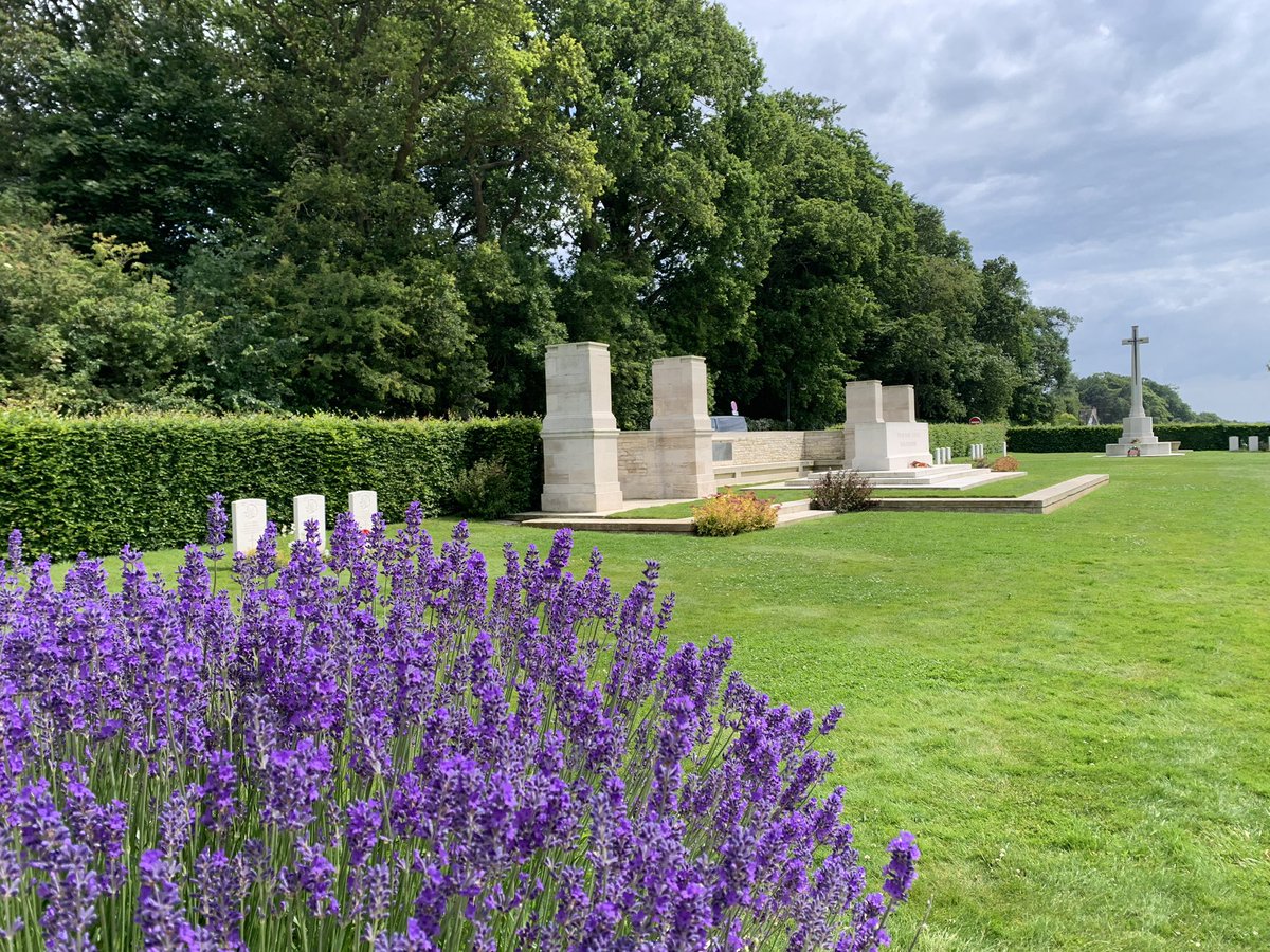 jbanningww1's tweet photo. We finished our day at the Canadian war cemetery which was looking lovely. Nice white headstones too. https://t.co/dMv9FjiH96