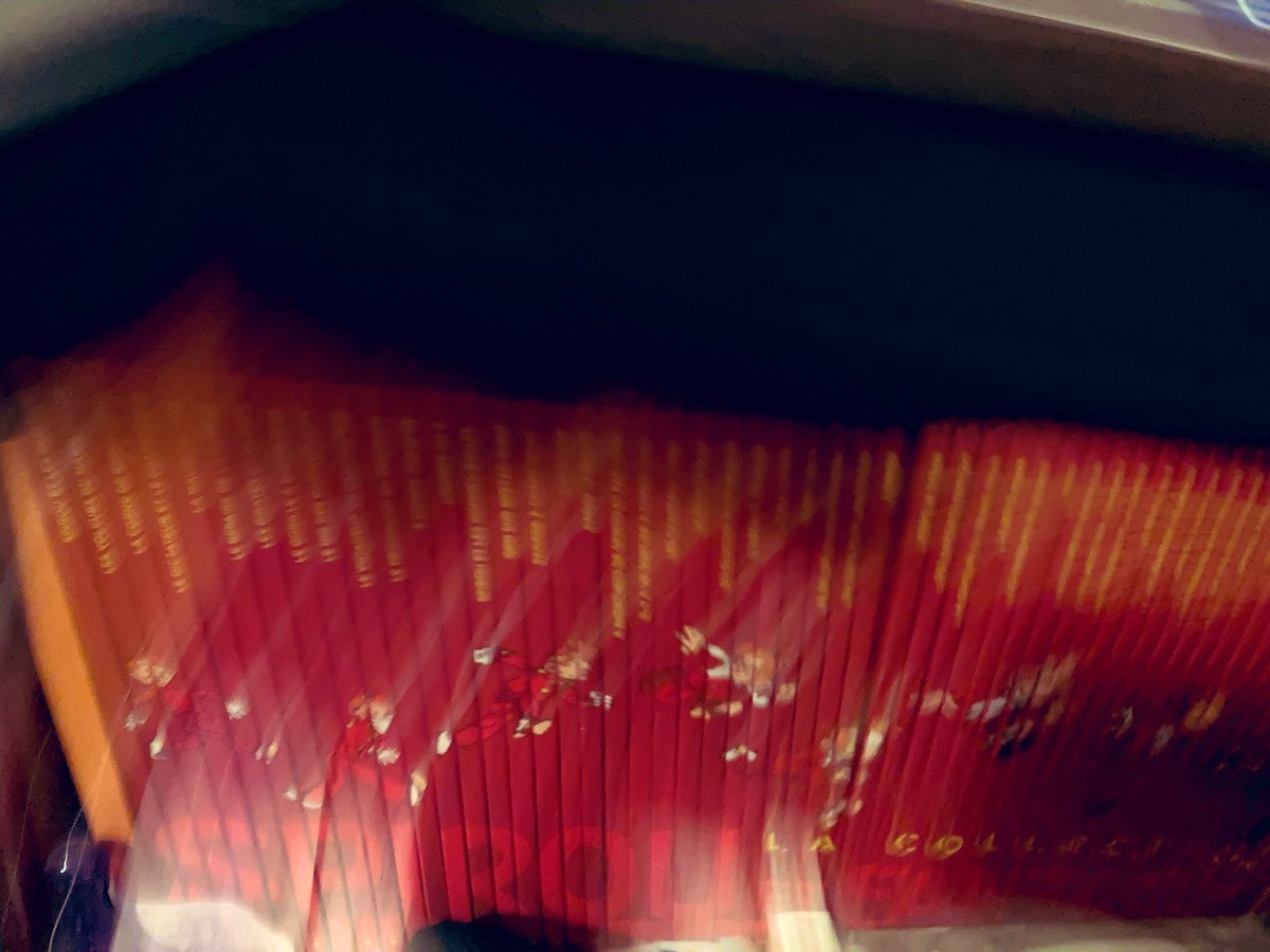 darthfilou's tweet photo. #Jouonsauxlibraires #Jour6
Une #BD avec une couverture rouge
Alors je vous propose l’une des meilleures aventures du groom mais surtout je vous invite à acheter tte la collec #Spirou au dos rouge pr aller ds votre magnifique #bibliothequeBD😁😇
Une affaire en or😅
#ZcommeZorglub https://t.co/14DPU07ytL