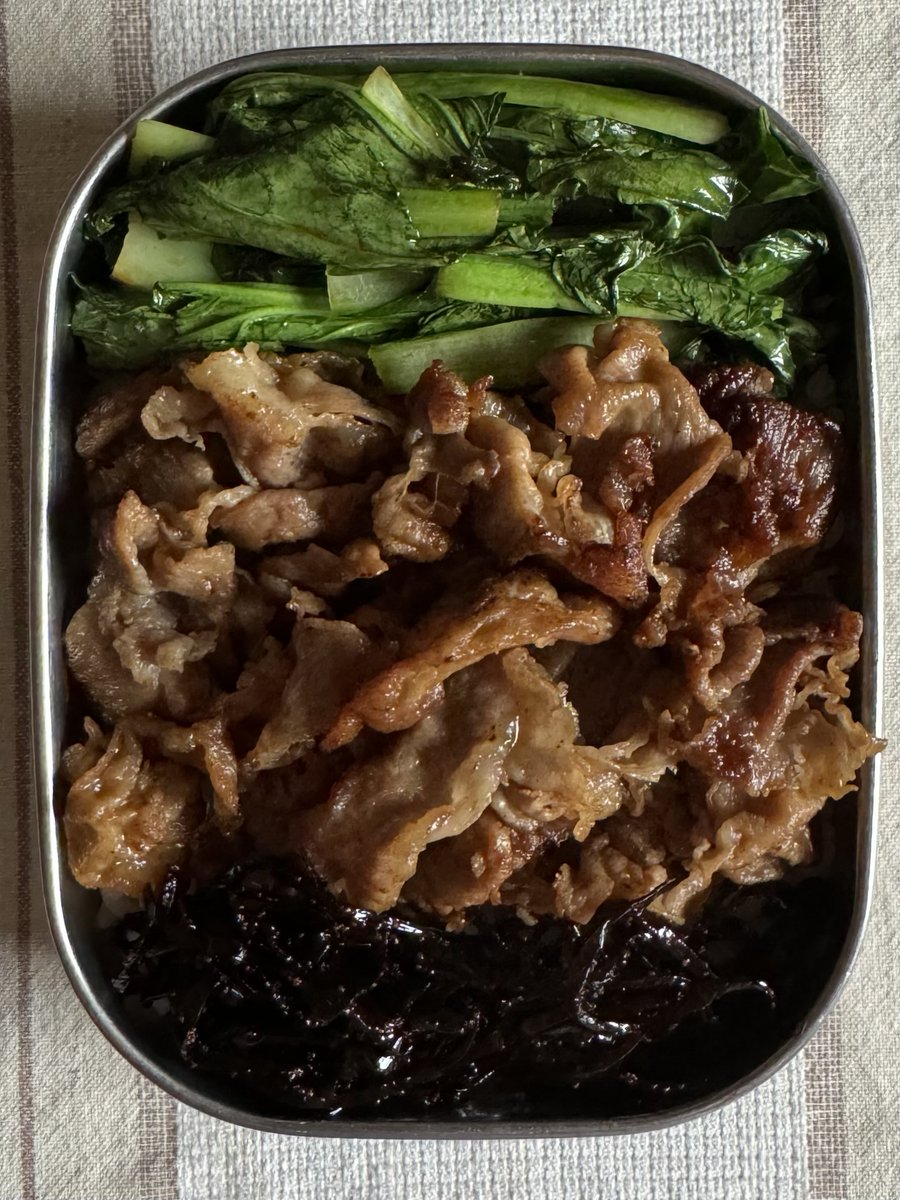 本日の弁当は小松菜の胡麻油炒め、豚こまのバター醤油炒め、こもち昆布で。朝からどんより曇り空。今夜は盛大に降る予報になってるねー。おはようさんです ( ´ ▽ ` )ﾉ