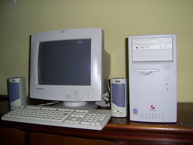 Eta saudade de chegar da escola, almoçar correndo, apertar o botão do estabilizador com o dedão do pé e ligar o PC, esperar 5 minutos pro Win XP inicializar e depois botar pra torar nessa caixinha aquela pedrada no Winamp: Unknown Artist - Track 01.wma