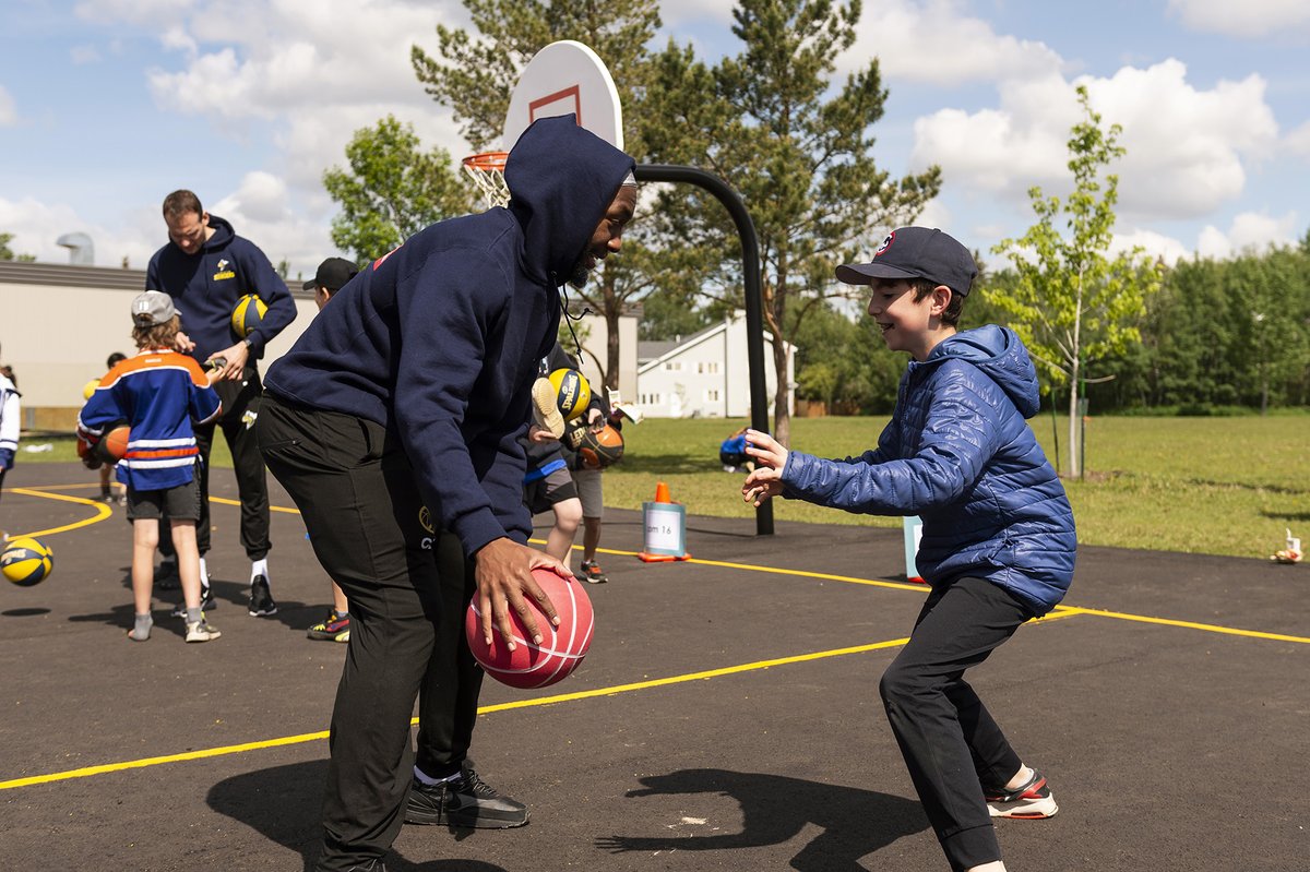 Yesterday, Centennial School had a ball celebrating their refurbished outdoor basketball court!🏀Thanks to the <a href="/ED_Stingers/">Edmonton Stingers</a> Fresh Hoops program in partnership with <a href="/EPSFoundation/">EPS Foundation</a> and <a href="/Go_Auto/">Go Auto</a> for this generous gift. Get the scoop on Fresh Hoops: foundation.epsb.ca/giving/fresh-h… #yeg #EPSB