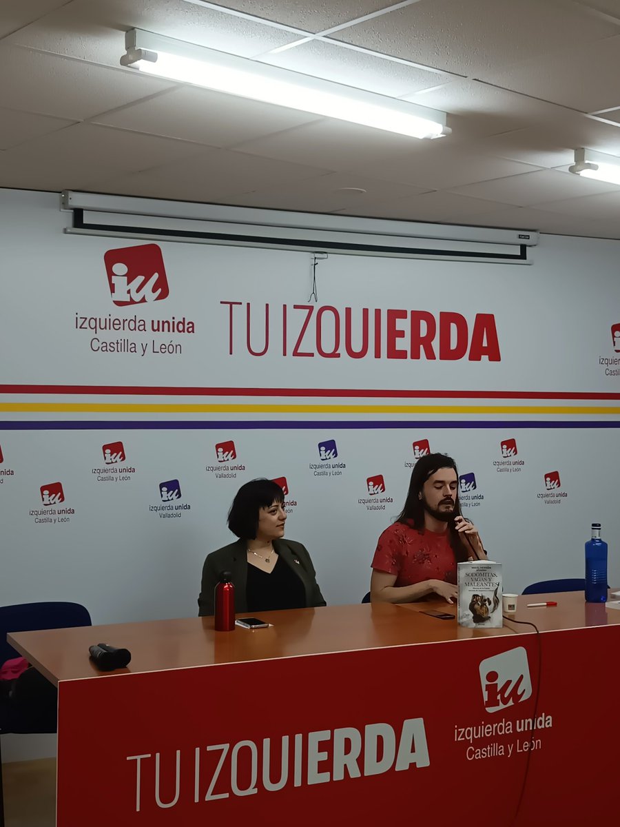 davigon2's tweet photo. Hoy en la presentación del libro "Sodomitas, vagas y maleantes" con @PutoMikel,  organizada por @ALEASCyL con un llenazo absoluto en la sede de @iuvall

#LGBTQI #aleas #iu #pce #orgullo https://t.co/NgkbcXRKOX