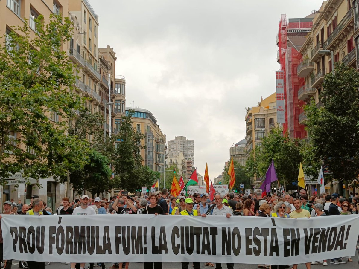 PoblenouAVV's tweet photo. No us sembla de sentit comú?
#ForaFormulaFum
El dret a la salut no hauria d'estar per damunt d'aquest despropòsit?
La ciutat ha de derivar en un espai saludable pel seu veïnat. Així no ho farem!
@BCN_EspaiPublic @bcn_ajuntament @gencat @salutcat @BCN_CiutatDrets https://t.co/3NxfOlQGH5