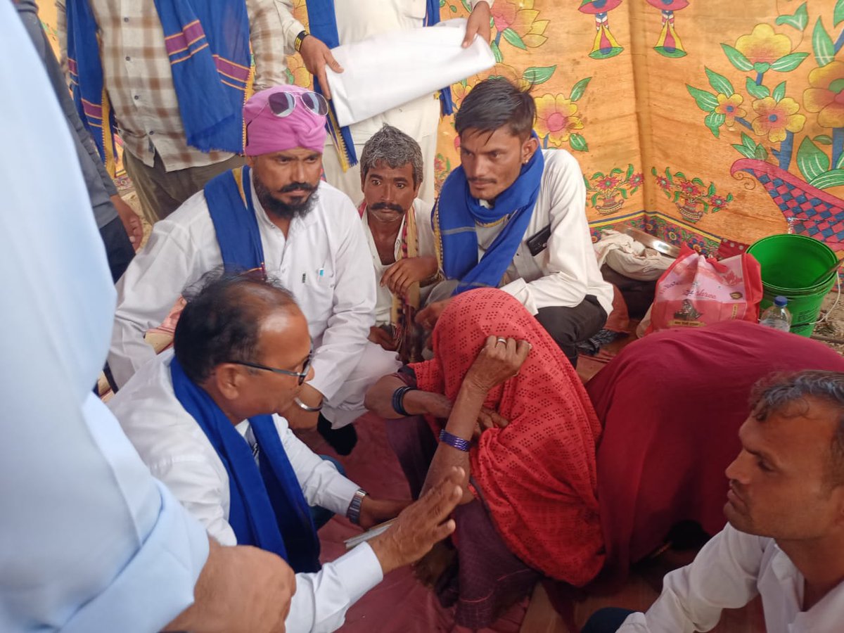 AmarHarsolia's tweet photo. जेठाराम मेघवाल मौत प्रकरण मे 6 दिन से जिला मुख्यालय #बाड़मेर पर जारी धरना समाप्त। पुलिस व प्रशासन द्वारा पीड़ित परिवार की मांगों पर जताई  पूर्ण सहमति। पूरे प्रकरण की होगी नये सिरे से होगी जांच। एडि.एसपी नितेश आर्य करेंगे नये सिरे से जांच @BhimArmyChief @ASP4Rajasthan https://t.co/GXDkOEbXjk