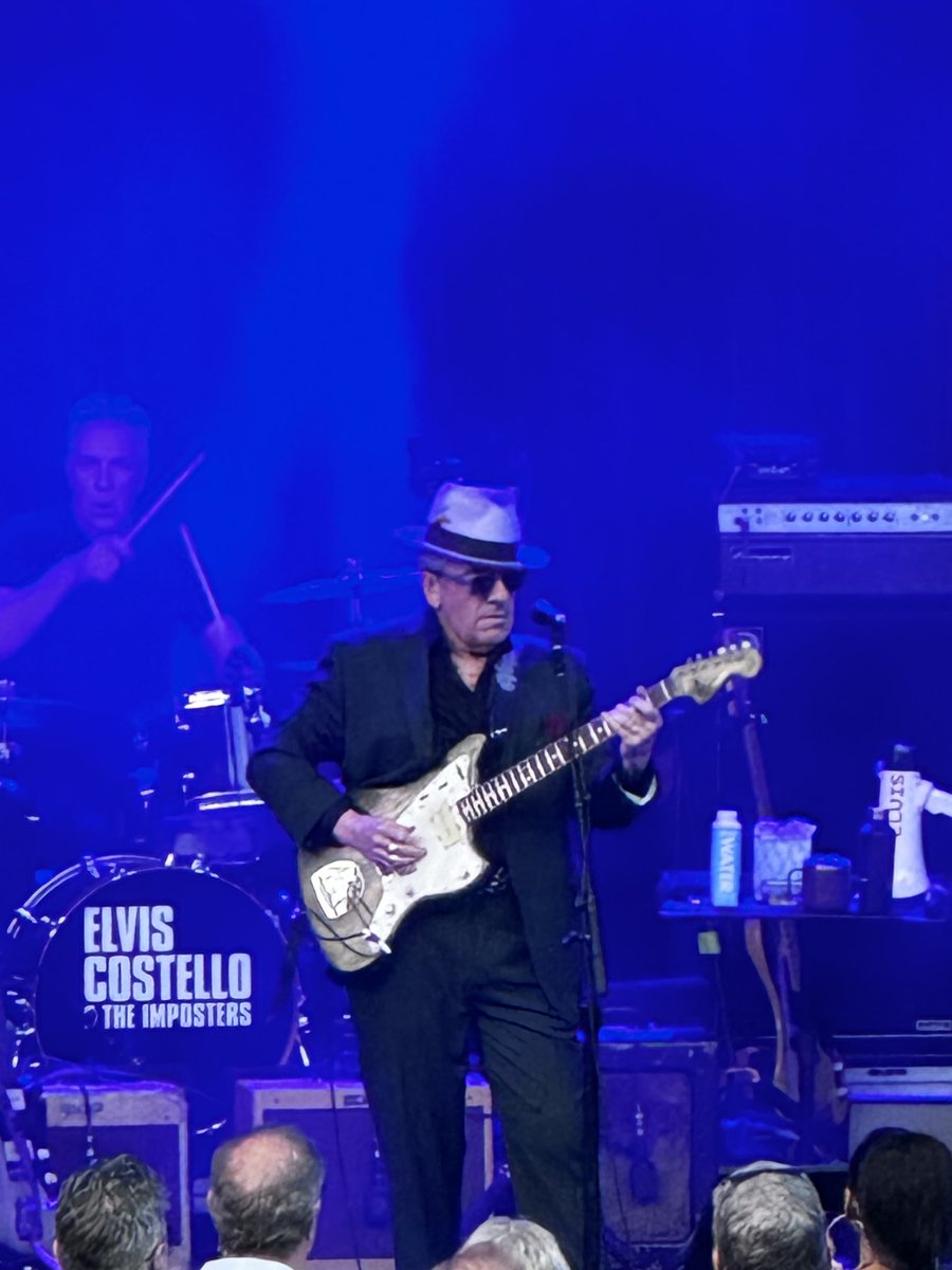 AwayTheyGo's tweet photo. One way to tell if a concert is good…when the LOUD warning shows up on your watch 🎶🎶. ⁦@ElvisCostello⁩ turned it up last night ⁦@Greek_Theatre⁩.  Daryl Hall is desperately in need of some Oates. #PeaceLoveUnderstanding https://t.co/32JVSuvj1o