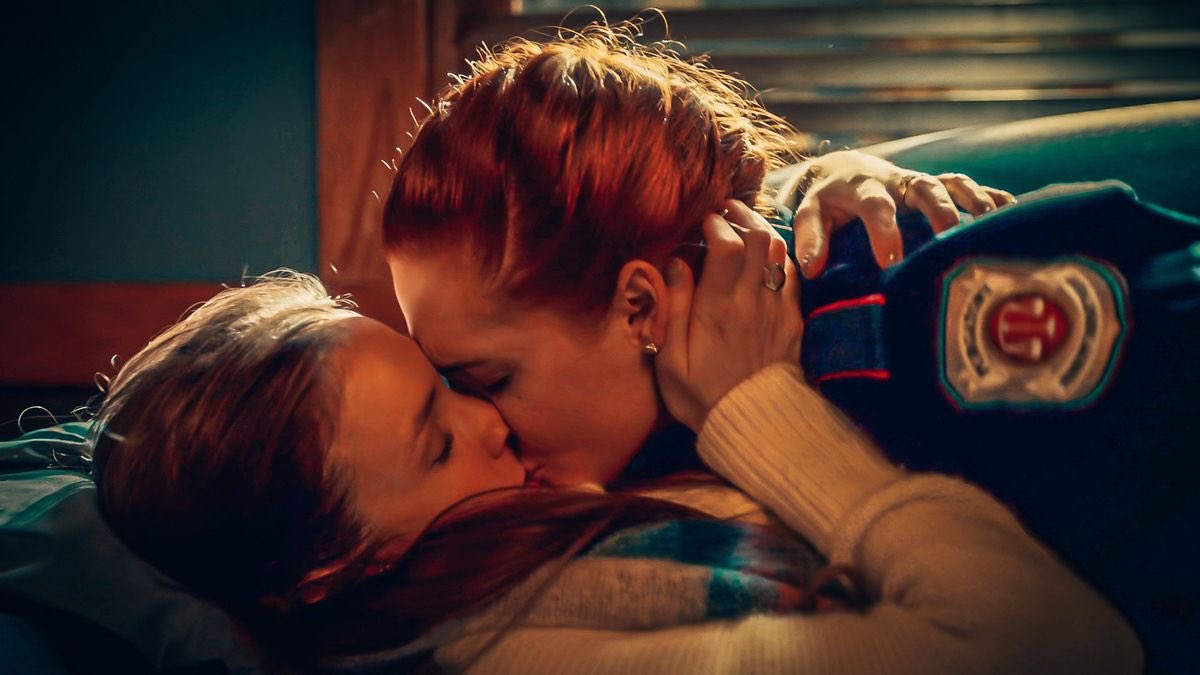 only_human3's tweet photo. Happy #wayhaughtwednesday to all my lovely #Earpers Family 💜 #WynonnaEarp #wayhaught #representationmatters 🏳️🌈 #katbarrell #Dominiquepc https://t.co/8DXtTapqRD