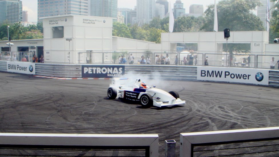 Un dels diversos compostos químics que s'alliberen en la crema i la fricció dels pneumàtics és el butadiè (C₄H₆).

Es combina amb 25% d'estirè per a generar els cautxús sintètics. L'exposició perllongada és mutagènica, carcinògena i també teratogènica.

ca.wikipedia.org/wiki/Butadi%C3…