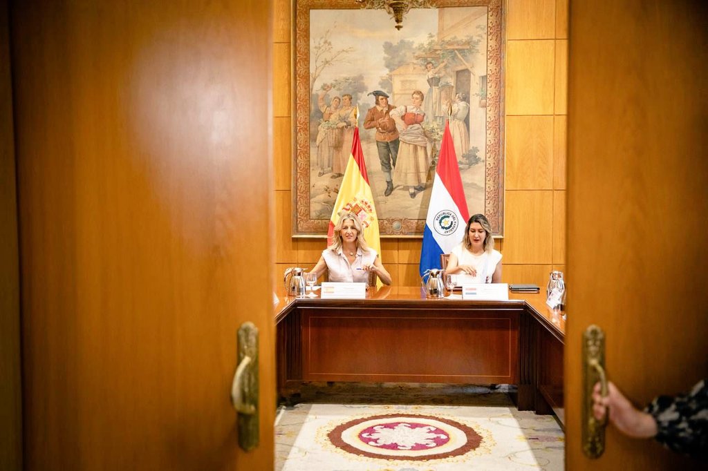 #ReuniónBilateral | 🇵🇾🇪🇦 La ministra de Trabajo, <a href="/monicarecalded/">Monica Recalde</a>, se reunió con su homóloga de <a href="/empleogob/">Ministerio Trabajo y Economía Social</a> y vicepresidenta segunda del Gobierno de España, <a href="/Yolanda_Diaz_/">Yolanda Díaz</a> para abordar importantes temas bilaterales. Durante el encuentro, se discutieron tres áreas clave:
🔹