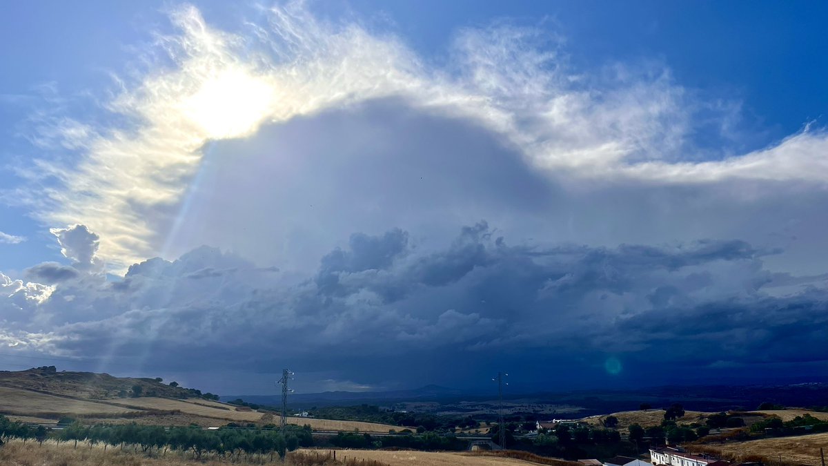 Fersanch97's tweet photo. @Meteohuelva Desde Calañas (19:35 h) mirando a poniente https://t.co/HiB3M09PJl