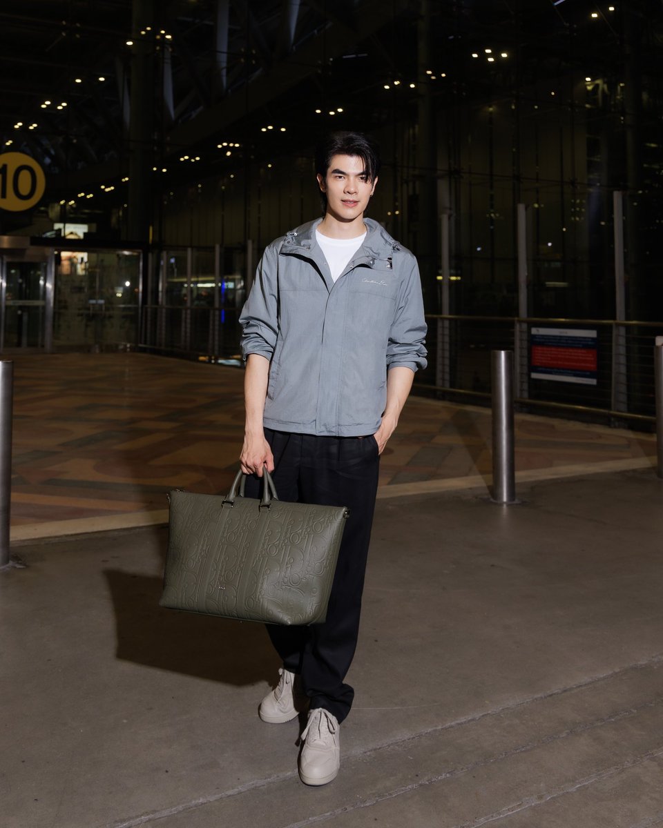 #BAZAARTakeoff ออกเดินทางสู่กรุงปารีสไปกับ "มาย ภาคภูมิ" House Ambassador หนุ่มประจำประเทศไทย เพื่อการเข้าร่วมชมโชว์ Dior Men's Summer 2025 ณ กรุงปารีสในวันที่ 21 มิถุนายน เวลา 20:00 น. (ตามเวลาประเทศไทย)

#DiorSummer25 
#MilePhakphum 
<a href="/Dior/">Dior</a> 
<a href="/milephakphum/">mile phakphum</a>