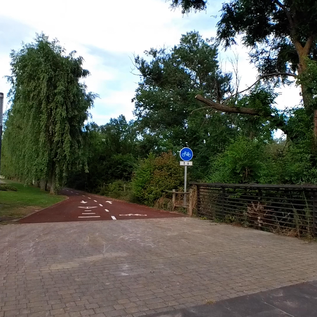 ¿Podemos hablar de esta maravilla de carril bici que une la ciudad de Logroño con el Polígono Industrial de al lado y cómo puede mejorar la vida de las cientos de personas que se desplazan a diario a trabajar al polígono?

Dentro hilo🧵