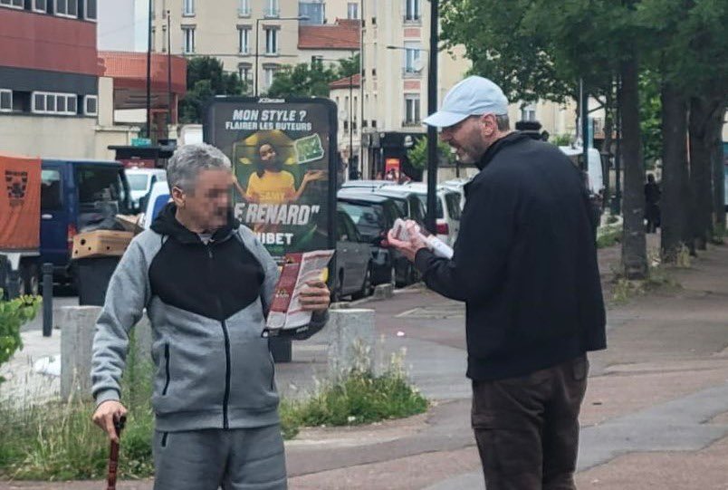 RevPermanente's tweet photo. 🔴 DEAMBULATION AU FRANC-MOISIN POUR LES LEGISLATIVES

La campagne pour Anasse Kazib se poursuit en Seine-Saint-Denis. Ce mercredi nous étions au Franc-Moisin avec la RP-mobile pour parler lutte contre l'extrême-droite, programme et nécessité d'une riposte par en bas. https://t.co/29e0ArXvLt