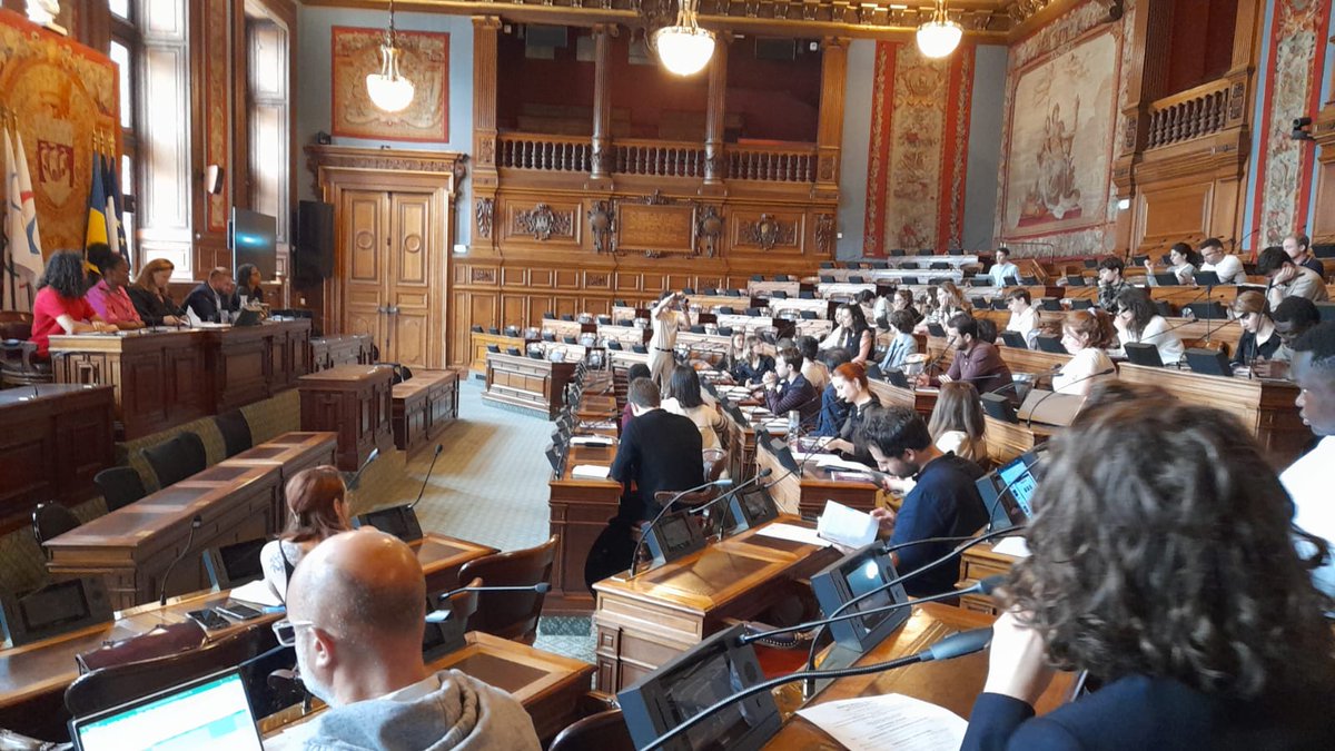 Marech52's tweet photo. 2ème séance plénière du Conseil Parisien de la Jeunesse (CPJ) cette année.
Échanges intéressants avec @Helenebidard @Karim_Ziady et @AudreyPulvar sur l'accès des jeunes aux loisirs, les circuits courts et l'alimentation à #Paris. https://t.co/Wyj05xdUMN