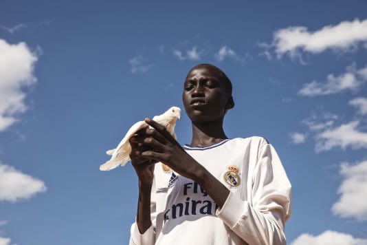 udaydream2's tweet image. msn.com/en-us/news/wor… Anyone else find it odd that a story regarding refugees in a Kenya camp features a picture of a person (refugee?) wearing a Fly Emirates sweatshirt?