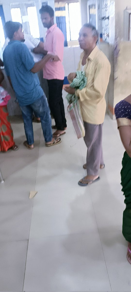 जंहा खाताधारक से लेकर बैंक कर्मी इस गर्मी में झुलसने पर मजबूर हैं ,ये BOI का सरिया ब्रांच हैं,
मशीन से लेकर कूलर तक खराब हैं सर, यंहा दुर्गंध है ओर कुछ लोगो की बोलबाला भी,ऊपर से ग्राहकों के साथ अभद्रता भी,कृपया सुधार हो <a href="/BankofIndia_IN/">Bank of India</a> <a href="/DrRameshwarOra1/">Dr. Rameshwar Oraon</a>