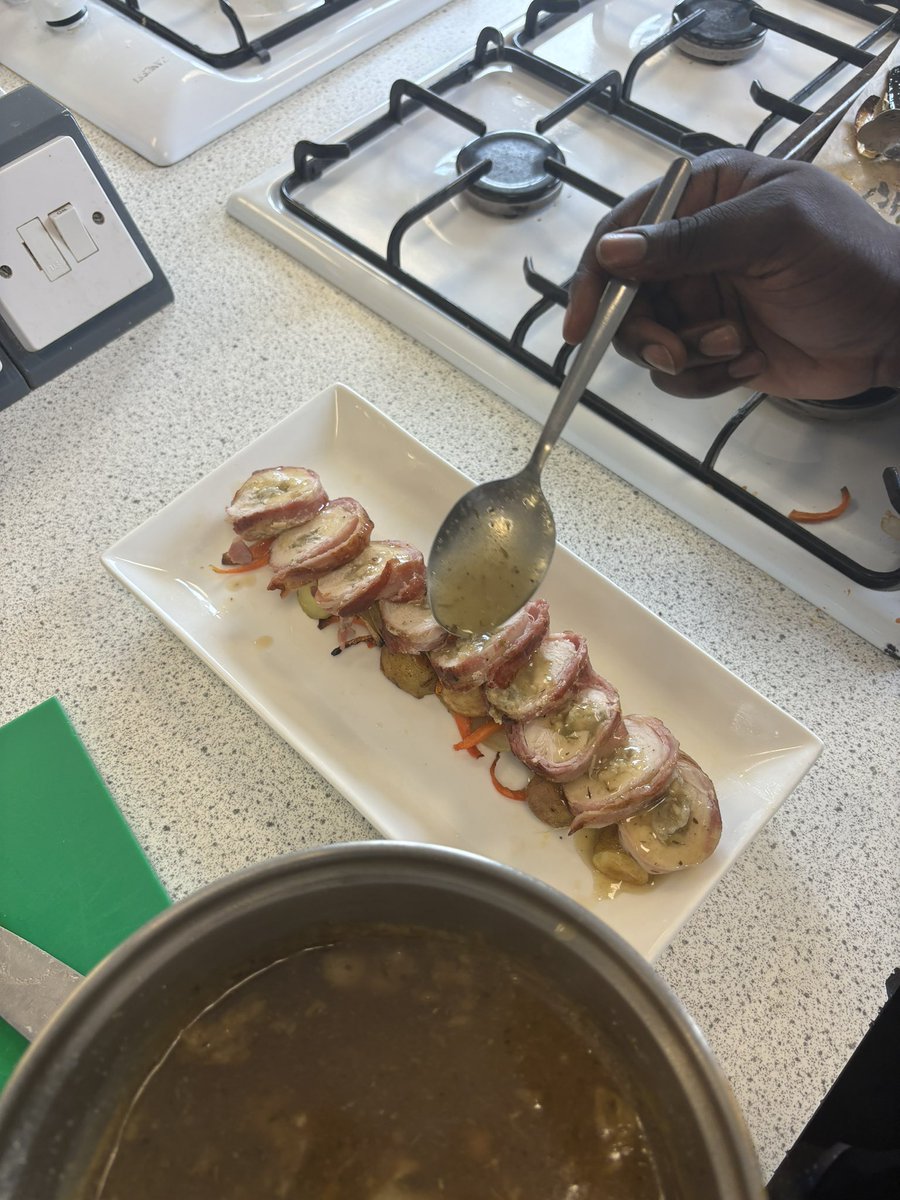 Year 10 hospitality and catering students making chicken ballottine, with roasted veg and homemade gravy 👨‍🍳 the smells coming from the kitchen were insane <a href="/OfficialNUSA/">NUSA</a> #starchefs #amazingnusa