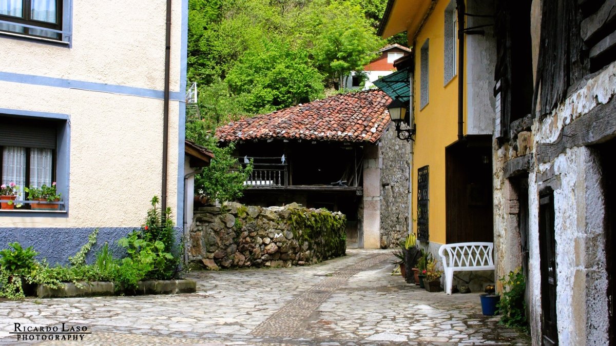 Ricardo_Laso's tweet photo. SOTO DE AGUES #SOBRESCOBIO #ASTURIAS
Soto (#SotodeAgues) lugar Perteneciente a la Parroquia de Sobrescobio. Se encuentra a una altitud de 430 metros Dista a 3 kilómetros de la capital municipal #Rioseco. Tiene 2 ermitas a San Antonio y Santa Ana. Y la iglesia a San Andrés de 1805 https://t.co/zlDjILtey8