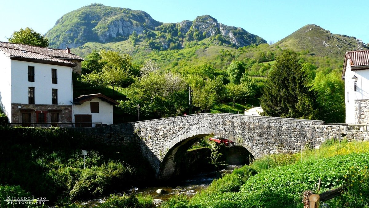 Ricardo_Laso's tweet photo. SOTO DE AGUES #SOBRESCOBIO #ASTURIAS
Soto (#SotodeAgues) lugar Perteneciente a la Parroquia de Sobrescobio. Se encuentra a una altitud de 430 metros Dista a 3 kilómetros de la capital municipal #Rioseco. Tiene 2 ermitas a San Antonio y Santa Ana. Y la iglesia a San Andrés de 1805 https://t.co/zlDjILtey8
