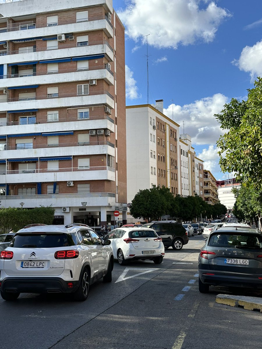 joseangelf20's tweet photo. Todo muy bien en el estreno del tranvía en Nervión pero ahora hay atascos donde nunca las había.

Miedo cuando vuelvan la temporada del @SevillaFC 

@Ayto_Sevilla @Trafico_Sevilla @DtoNervion @jlsanzalcalde @sevillasemueve @SevillaSeMuere 

#Sevilla #Nervion #Trafico #Atascos https://t.co/XEC8MVJqiX