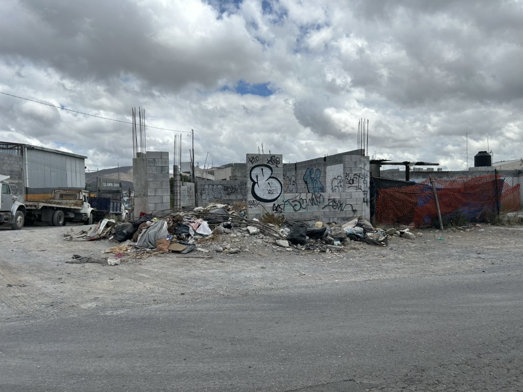 Wendyrdzz18's tweet photo. @CICsal @SaltilloGob @MedAmbienteSalt ATENCIÓN URGENTE, hay un terreno al parecer abandonado que se está convirtiendo en basurero, hay hasta restos de animales, contaminando y dando pésima imagen, dirección: centauro entre titán y pirámide del sol en satélite norte https://t.co/KVOuG54biE