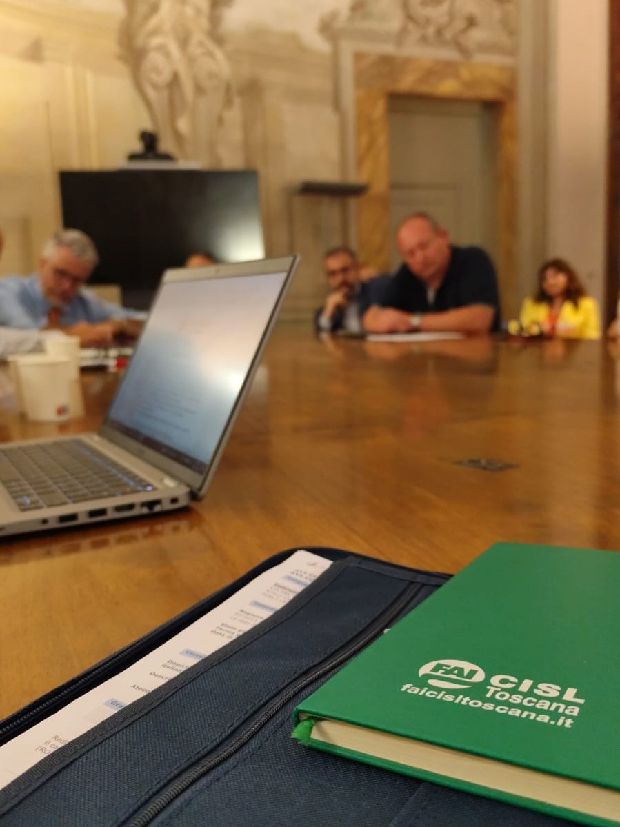 fai_cisl's tweet image. #Lavoro, raggiunta #intesa oggi in  @regionetoscana tra parti sociali e Gruppo #Amadori per #Avicoop a Monteriggioni. I #sindacati revocano lo #sciopero di domani. 

Siglata intesa tra il gruppo Amadori e le organizzazioni sindacali Fai, Flai e Uila per lo stabilimento Avicoop di