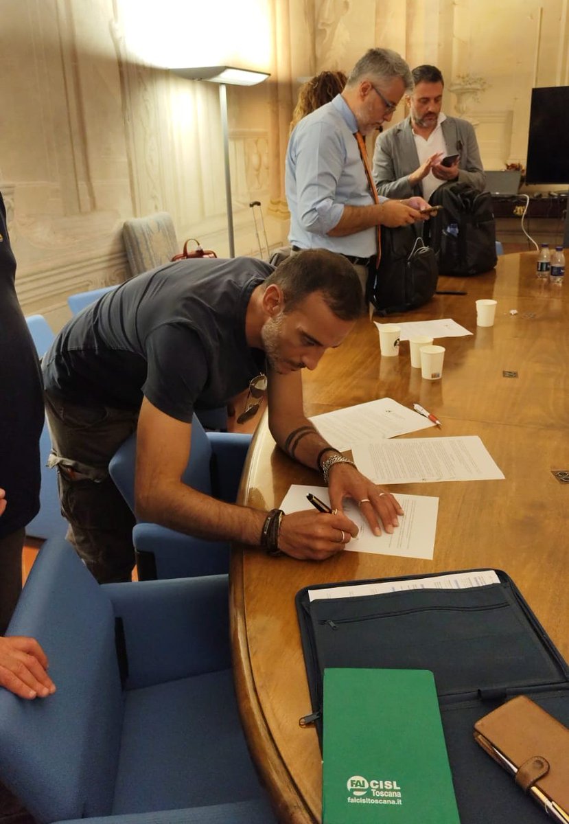 fai_cisl's tweet image. #Lavoro, raggiunta #intesa oggi in  @regionetoscana tra parti sociali e Gruppo #Amadori per #Avicoop a Monteriggioni. I #sindacati revocano lo #sciopero di domani. 

Siglata intesa tra il gruppo Amadori e le organizzazioni sindacali Fai, Flai e Uila per lo stabilimento Avicoop di