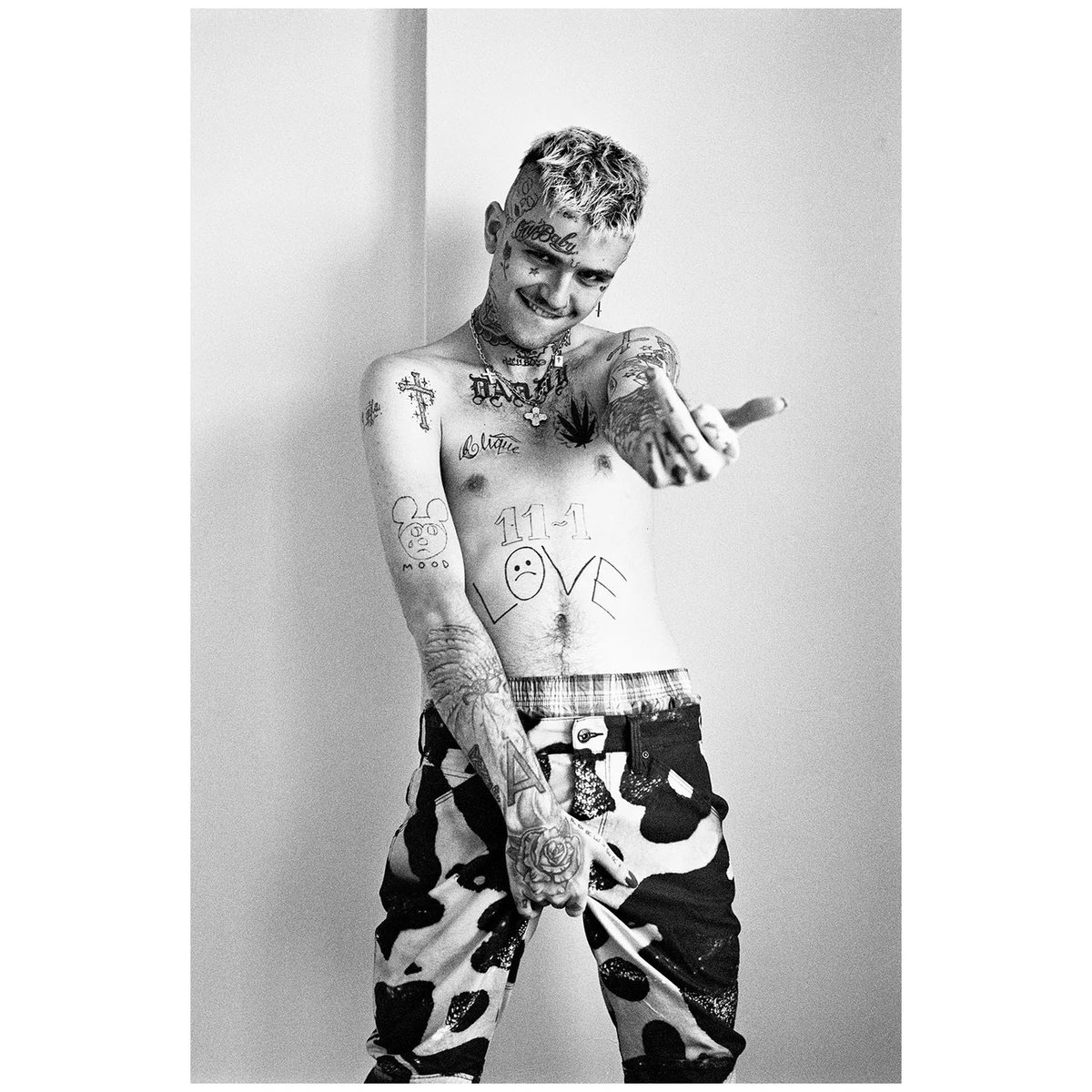 GETCAKEDlEYOUNG's tweet photo. I have literally zero wall space left and have multiple others I need to frame but I’m getting the new posters anyway because they are so fucking perfect https://t.co/YXYvTZ0fUD
