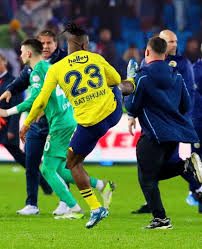 Trabzonlu kardeşlerimize döner tekme atan bu cani tutuklanmali futboldan men edilmeli hatta ve katta hadım olmalı zira trabzonlu dostlarımız için bir tehtit #tff #egm #bats #batshuayi