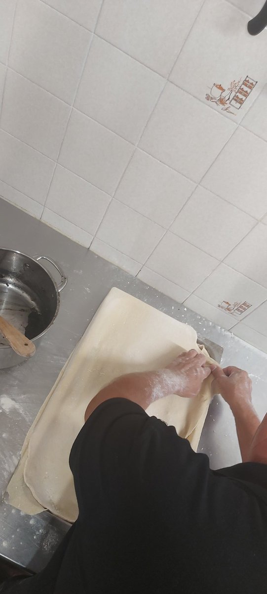 guaito66's tweet photo. De vez en cuando, también disfrutamos de una buena comida. Para muestra un botón (mejor dicho una empanada casera). https://t.co/aCVzbNcgs8