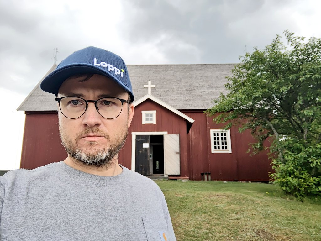 Uusinta lippismuotia Lopelta ja 1600-luvun puukirkko. #LopeltaHyvä  #kesälippis  #Loppi #kirkko #puukirkko ⛪